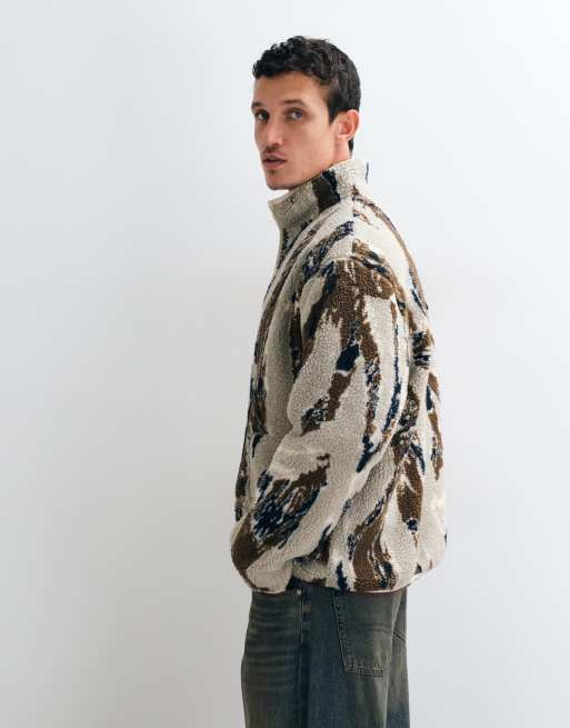 ASOS DESIGN - forro polar borg holgado con cremallera y estampado camuflaje en marrón, 3 de 5