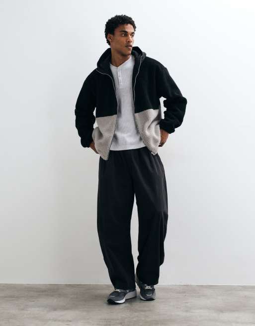 ASOS DESIGN forro polar extragrande con cremallera completa y capucha con paneles cortados y cosidos en negro, 2 de 5