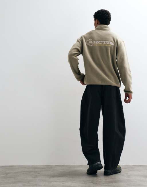 ASOS DESIGN forro polar extragrande con media cremallera y texto bordado estampado en la espalda en marrón, 2 de 5