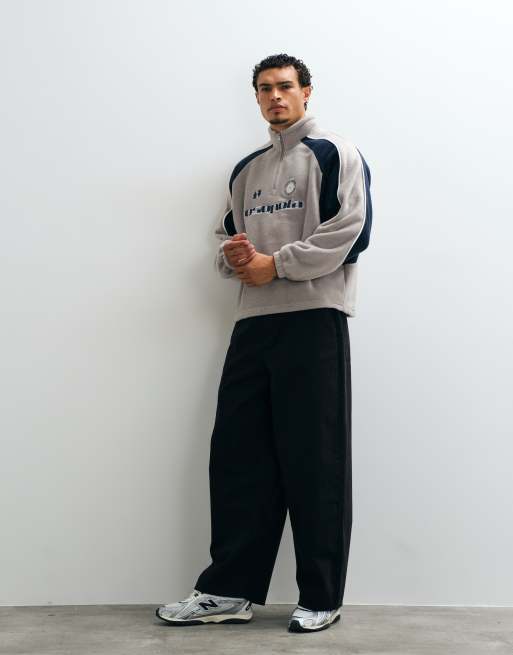 ASOS DESIGN - forro polar holgado con cuello alzado, paneles cut & sew y estampado bordado en gris, 2 de 5