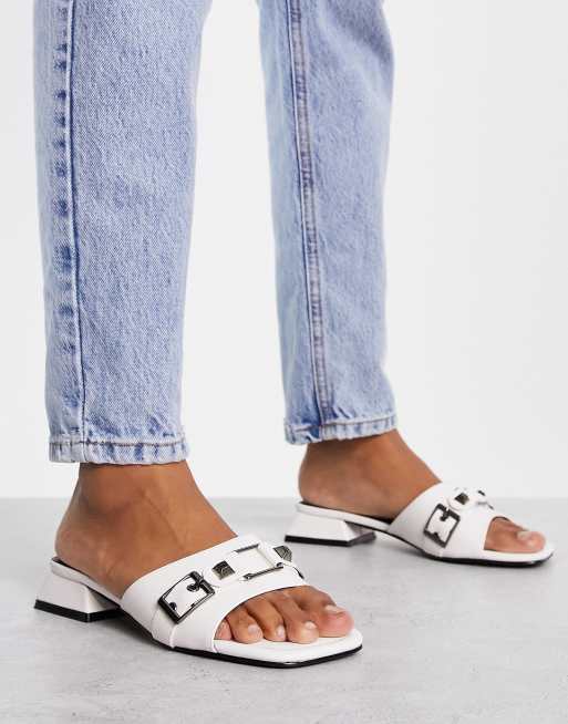 ASOS DESIGN - Fortress - Sandalen met hak, studs en gesp in gebroken wit