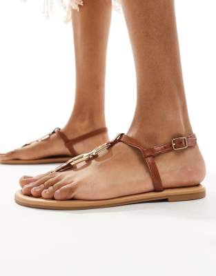 ASOS DESIGN - Fortune - Flache Sandalen in Hellbraun mit Metallverzierung-Brown