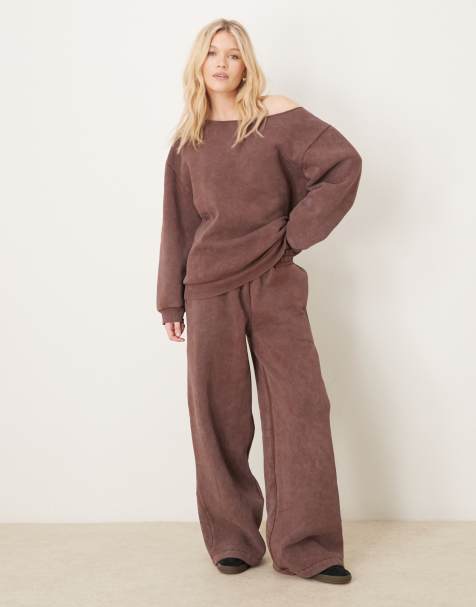 ASOS DESIGN - Forvasket brunt sæt med offshoulder-sweatshirt og joggingbukser - view 1