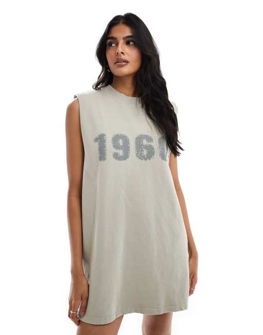 ASOS DESIGN - Forvasket kakigrøn mini-sweatkjole med skulderpuder og '1960'-grafik