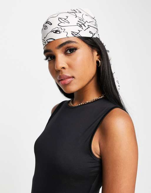 ASOS DESIGN - Foulard grande in raso di poliestere color pietra con stampa di volti