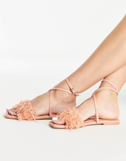 ASOS DESIGN – Four – Flache Sandalen in Rosa mit Kunstfederbesatz