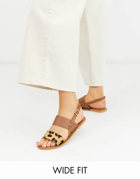 ASOS DESIGN – Foxglove – Flache Ledersandalen mit weiter Passform und Leopardenmuster