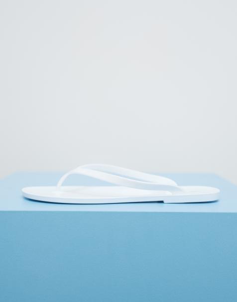 ASOS DESIGN – Foxton – Białe gumowe klapki - view 1