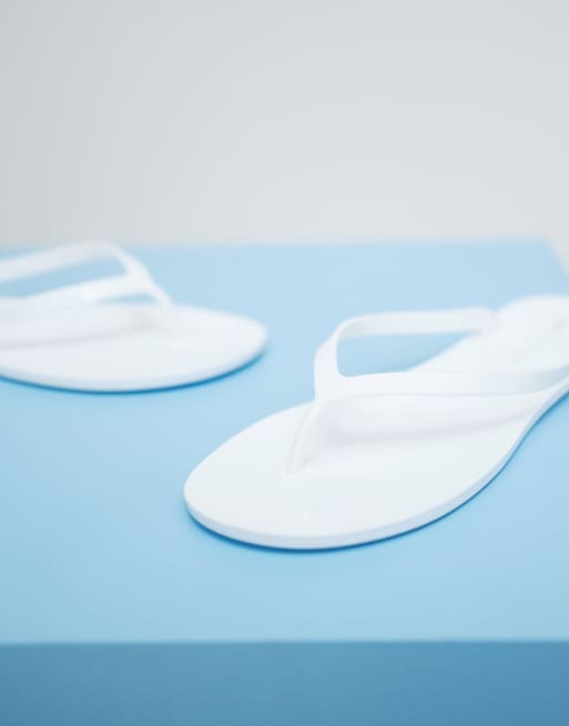 ASOS DESIGN Foxton jelly thongs in white, 3 of 8