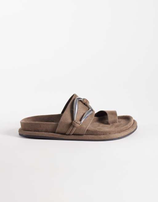ASOS DESIGN – Francisco – Olivgröna sandaler i mocka med formad sula och metalldetalj, 2 av 4