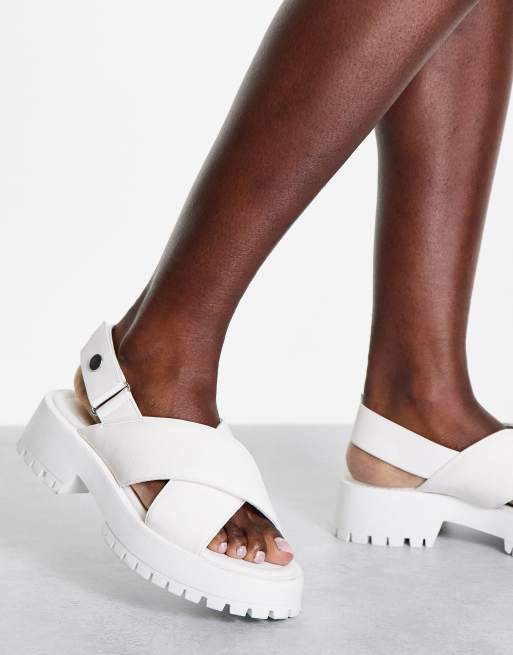 ASOS DESIGN Frankie Flache gesteppte Sandalen in WeiB mit dicker Sohle ASOS