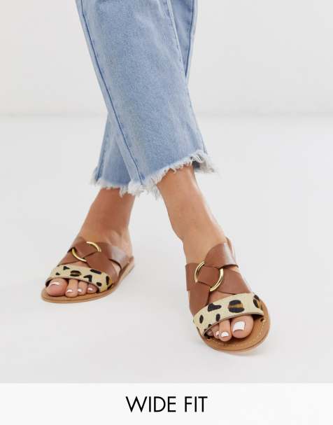 ASOS DESIGN – Frankie – Flache Ledersandalen mit Ringdetail, weite Passform