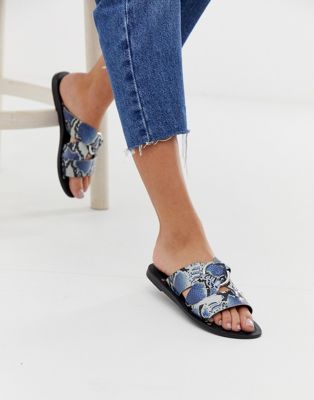 ASOS DESIGN - Frankie - Platte sandalen met leren ring en slangenprint-Blauw
