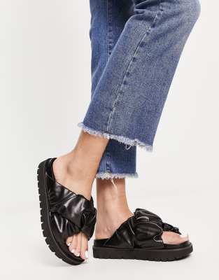 ASOS DESIGN - Frazzle - Flache Sandalen in Schwarz mit gerafftem Riemen