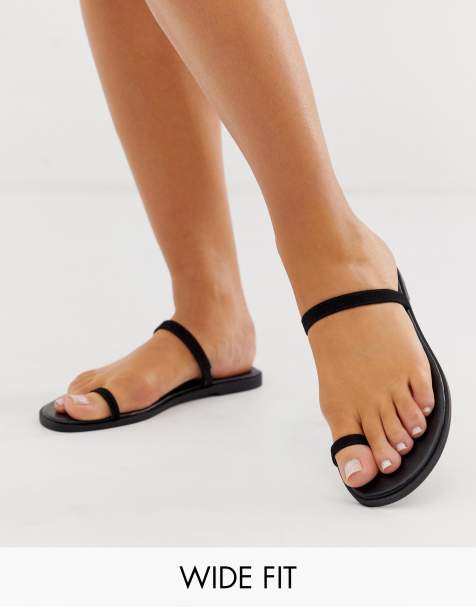 ASOS DESIGN – Freedom – Flache Sandalen mit Zehenschleife in Schwarz, weite Passform