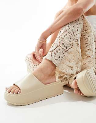 Thumbnail - ASOS DESIGN - Freedom - Slider in gebrochenem Weiß mit flacher, gerillter Plateausohle-Neutral