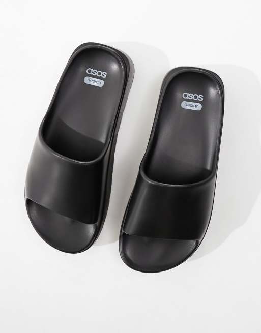 ASOS DESIGN – Freedom – Svarta tofflor med mönstrad flatform-sula, 2 av 4