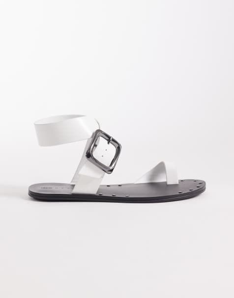 ASOS DESIGN – Freely – Flache Sandalen in Weiß mit Zehenschlaufe und überkreuzten Riemen - view 1