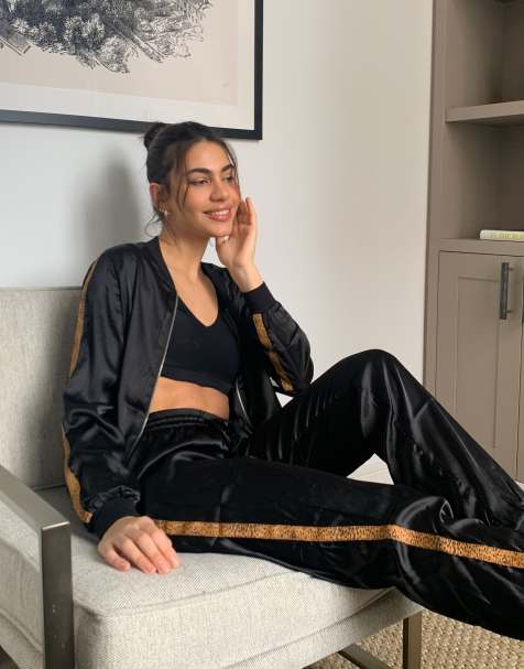 ASOS DESIGN – Freizeit-Bomberjacke aus hochwertigem Satin, Zierband mit Tiermuster