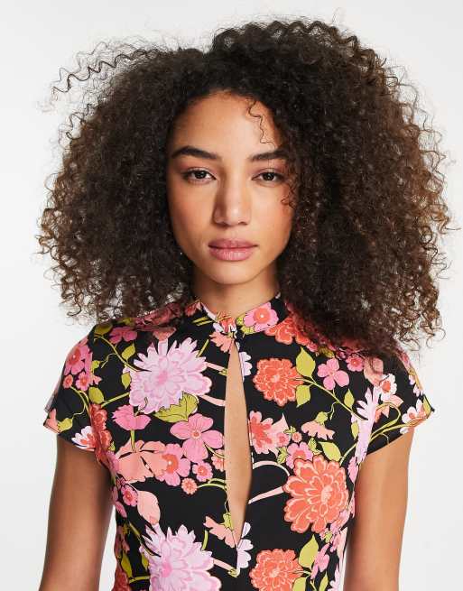 ASOS DESIGN – Freizeit-Midikleid mit buntem Blumenmuster und Schlüssellochausschnitt vorne, 4 von 4