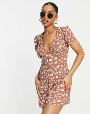 ASOS DESIGN - Freizeit-Playsuit aus braunem Kreppstoff mit Flügelärmeln, Gänseblümchenmuster und Knopfleiste