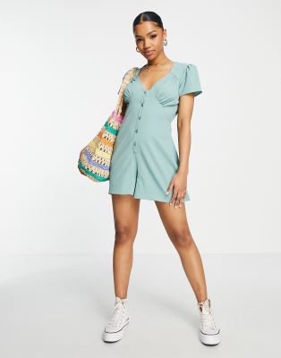 ASOS DESIGN - Freizeit-Playsuit aus Kreppstoff in Salbeigrün mit Flügelärmeln und Knopfleiste