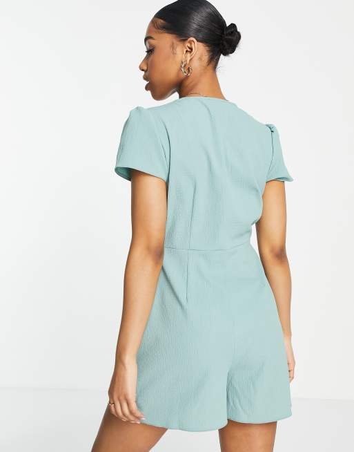ASOS DESIGN – Freizeit-Playsuit aus Kreppstoff in Salbeigrün mit Flügelärmeln und Knopfleiste, 4 von 4