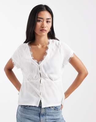 ASOS DESIGN - Freizeitbluse in Cremeweiß mit Spitzenbesatz