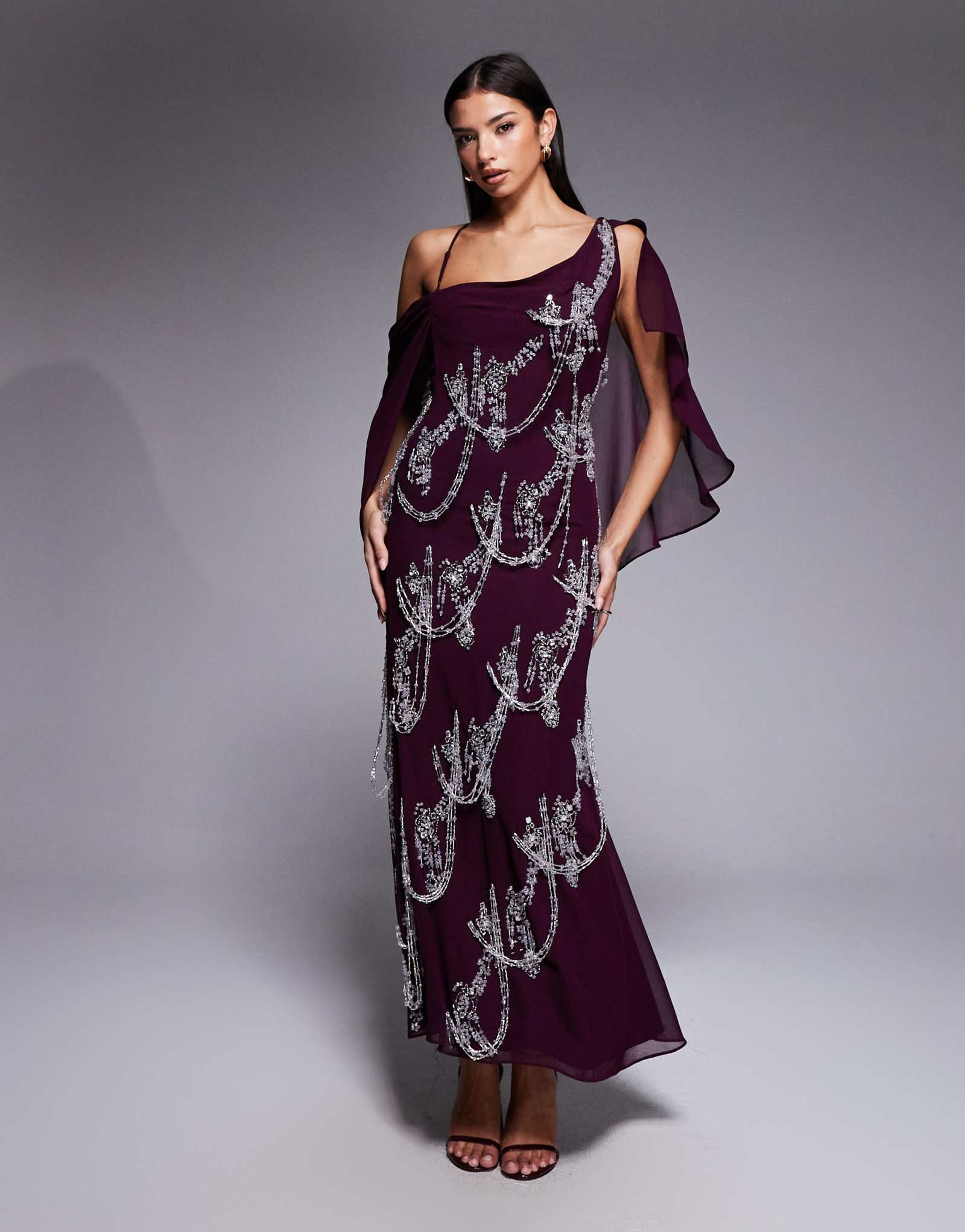 Макси-платье ASOS DESIGN с косым вырезом, украшенным бахромой, и рукавом-накидкой сливового цвета