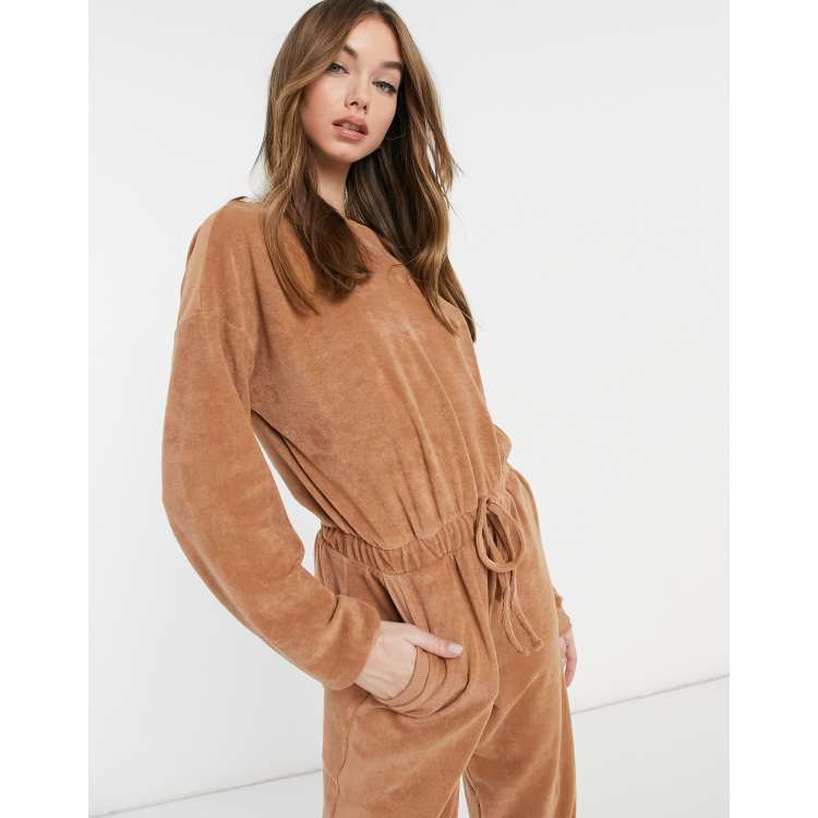 ASOS DESIGN Frottee Jumpsuit mit Knopfleiste hinten in Camel ASOS