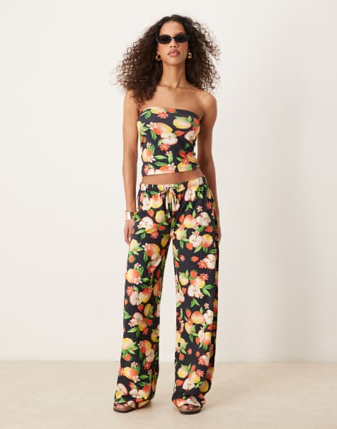 ASOS DESIGN – Fruktmönstrat set med bandeautopp i lång modell och byxor - view 1