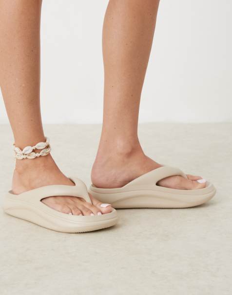 ASOS DESIGN – Fudge – Zehenstegsandalen in Beige mit dicker Sohle - view 1