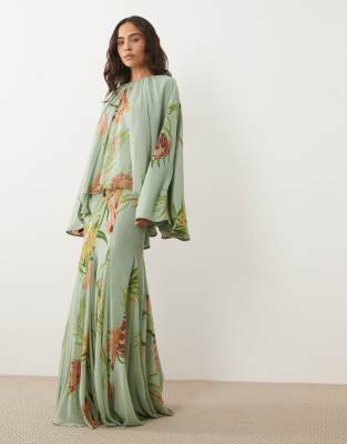 Женское макси-платье ASOS Design с кейпом и клиньями, голубое в цветы