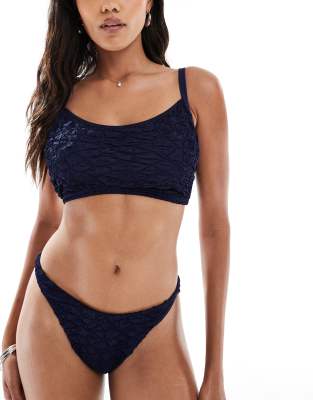 ASOS DESIGN - Fuller Bust - Courtney - Strukturiertes Cropped Triangel-Bikinioberteil in Marineblau mit verdecktem Bügel