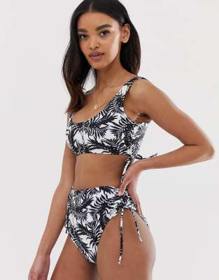ASOS DESIGN - Kurz geschnittenes Bikinioberteil für die größere Brust mit seitlicher Raffung und Palmenprint in Schwarz-Weiß - Mehrfarbig