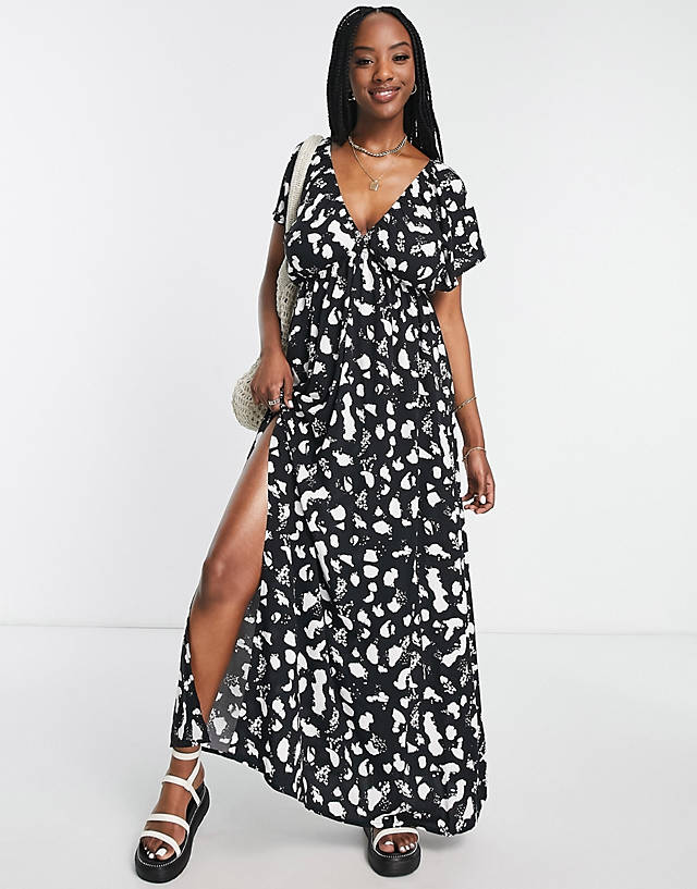 ASOS DESIGN - fuller bust flutter sleeve maxi beach dress in mono spot print