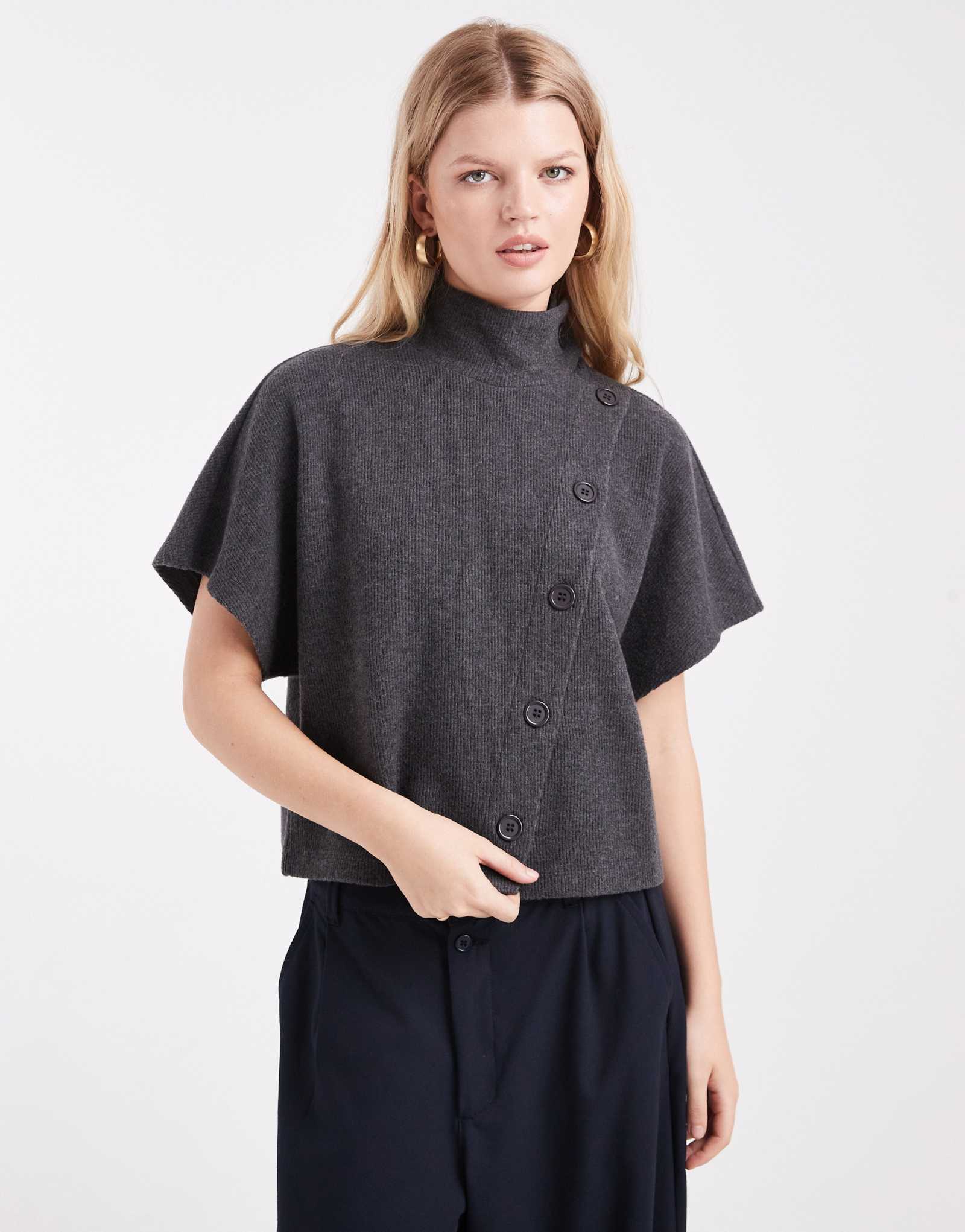 Облегающий топ на пуговицах с воронкообразным вырезом и дизайном ASOS, выполненный из древесного угля