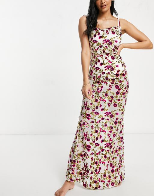 ASOS DESIGN – Fylligare byst – Rosmönstrad strandklänning i devorétyg och maximodell med draperad ringning