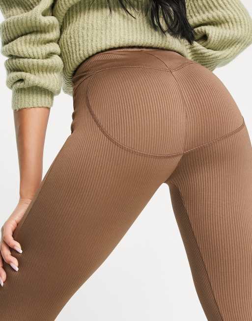 ASOS DESIGN – Fylligare byst – Svampgrå ribbade leggings med skulpterande bakparti, endast hos ASOS, 3 av 4