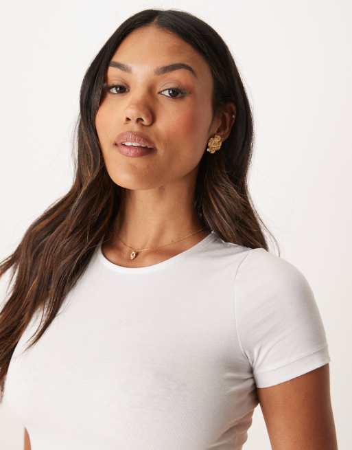 ASOS DESIGN – Fylligare byst – Vit, figurnära, kort t-shirt, 4 av 4