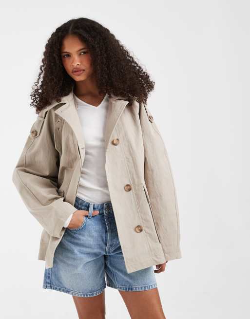ASOS DESIGN - Gabardina corta color piedra acampanada con cuello alzado