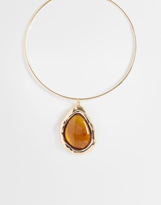 ASOS DESIGN - Gargantilla dorada con colgante color ámbar de resina