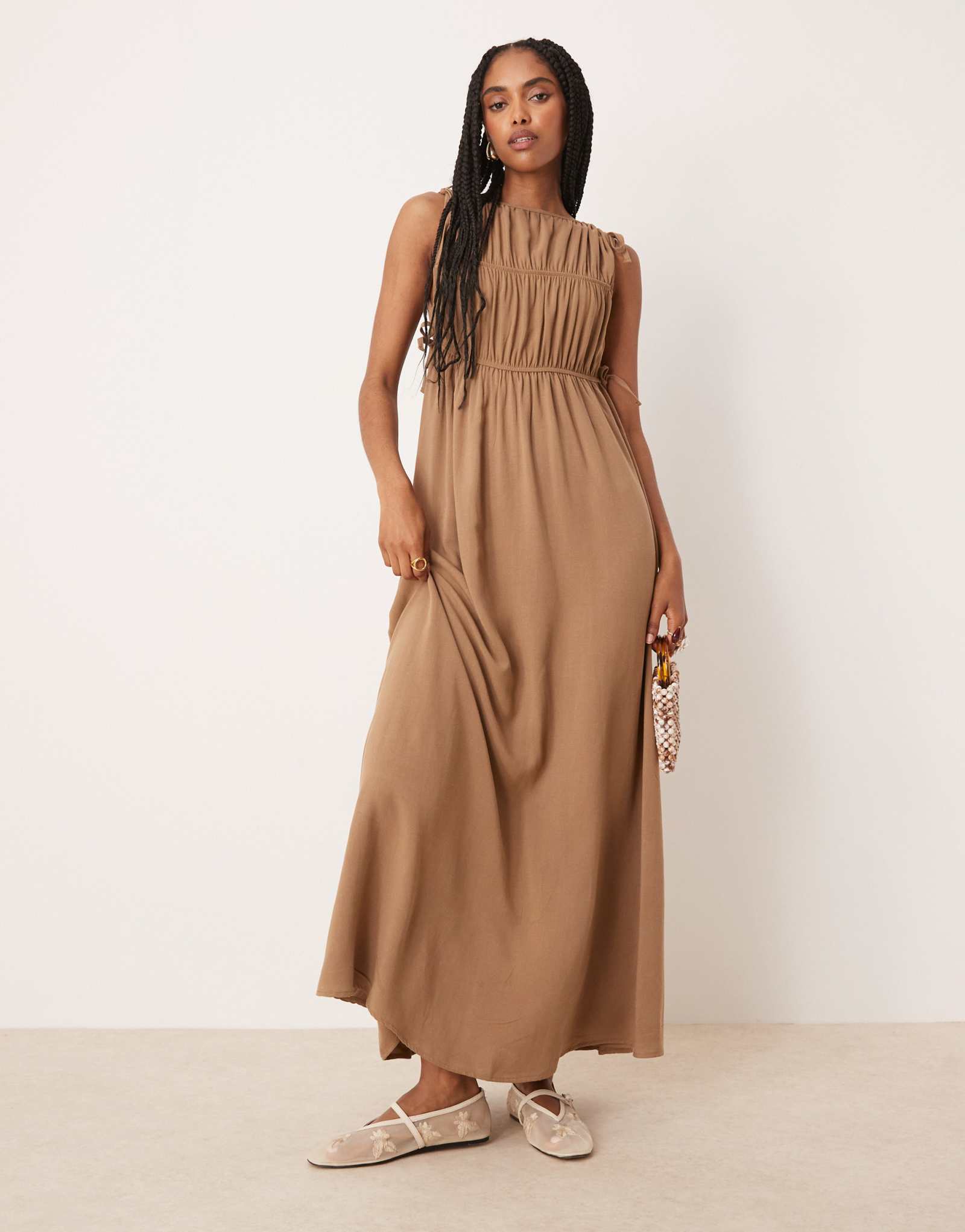 ДИЗАЙНЕРСКОЕ макси-платье-халат со сборкой ASOS DESIGN из камня
