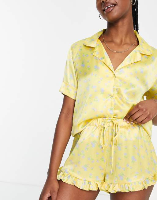 ASOS DESIGN - Gebloemde satijnen pyjamaset met overhemd en short met ruches in geel