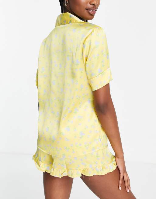 ASOS DESIGN - Gebloemde satijnen pyjamaset met overhemd en short met ruches in geel, 2 van 4