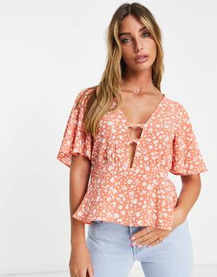 ASOS DESIGN - Geblümte Freizeitbluse in Rostrot mit Schößchensaum, Flügelärmeln und verdrehten Details vorne-Bunt