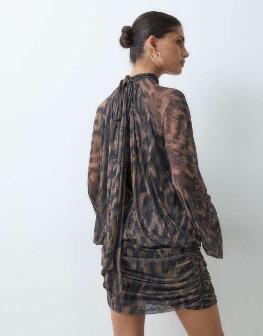 ASOS DESIGN geblümtes Mesh-Mini-Kleid mit Print, tiefer Taille, Blouson und Bindekragen in Animal-Print, 3 von 5