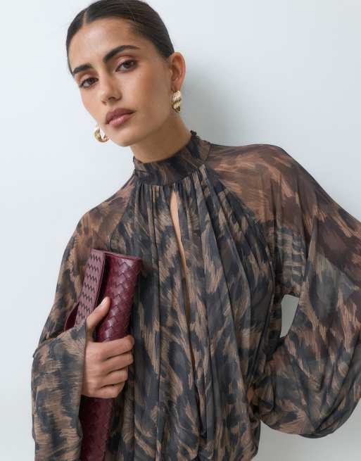 ASOS DESIGN geblümtes Mesh-Mini-Kleid mit Print, tiefer Taille, Blouson und Bindekragen in Animal-Print, 5 von 5