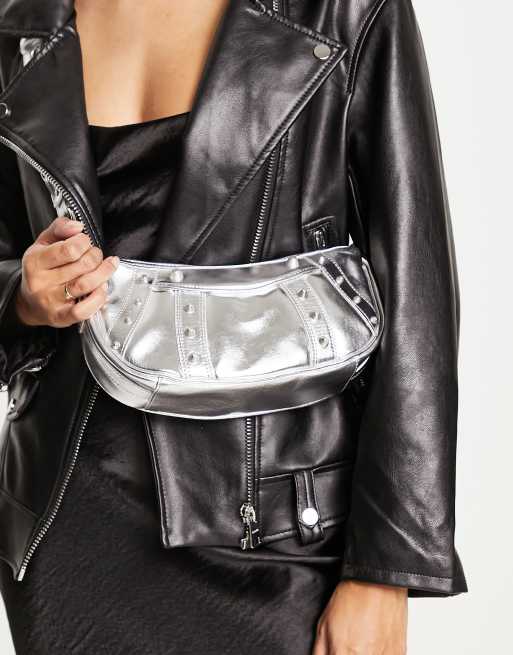 ASOS DESIGN - Gebogen crossbody tas met studs in zilver