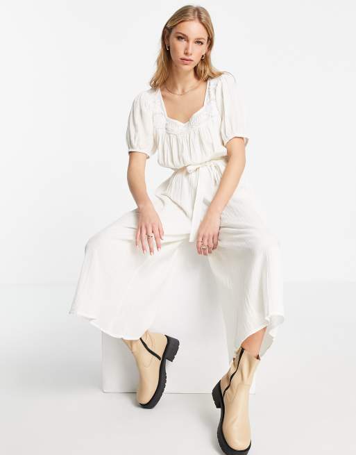 ASOS DESIGN - Geborduurde jumpsuit met blote schouder en gestrikte taille in gebroken wit